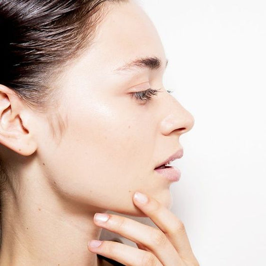 Pori dilatati su naso e viso? Ecco i rimedi e i prodotti per eliminarli
